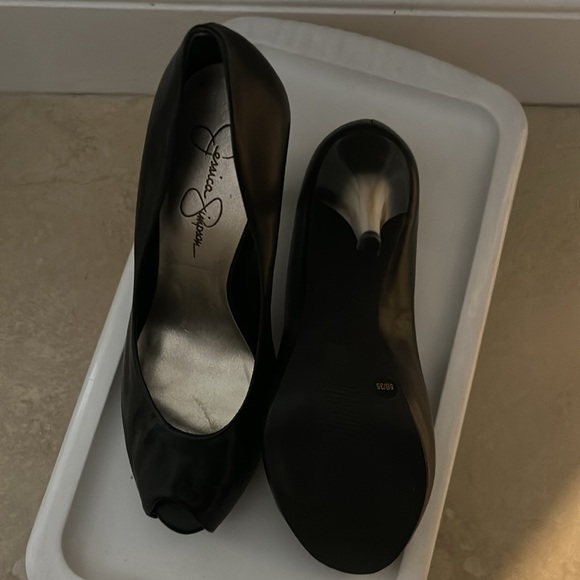 Super cute Never worn Black Heels!! - Picture 2 of 3